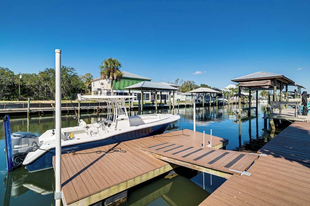5 Mi to Manatees! Waterfront Crystal River Home