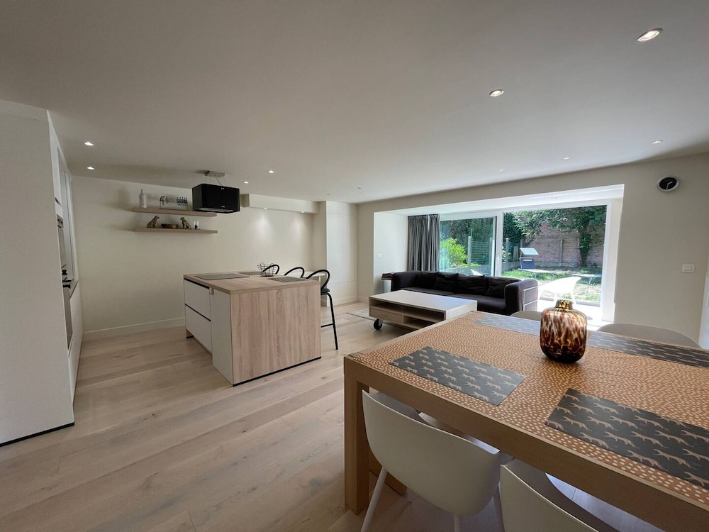 Modern Flat With Garden