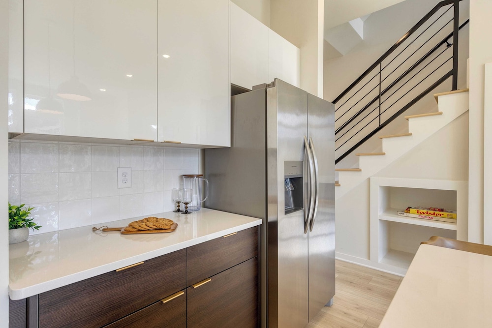 Sleeps 16 2 Modern Townhomes, Minutes to Broadway Lischey & 98 Degrees