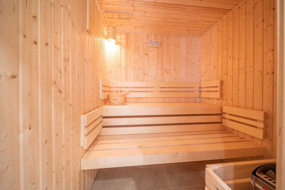 Luxury 5 Bedroom Home With Outdoor Jacuzzi and Indoor Sauna