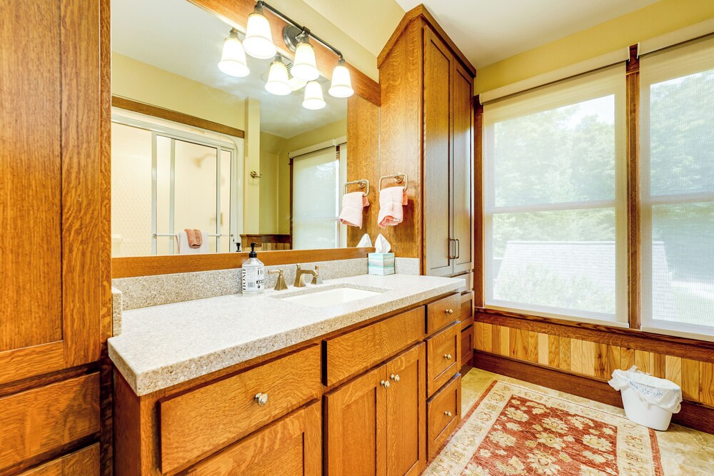 Hamlin Lake Retreat: Spacious Stay for Groups!