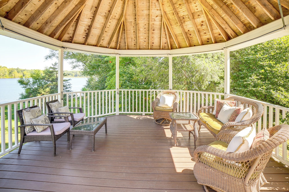 Live Large on Saddle Lake! Family Home w/ Dock