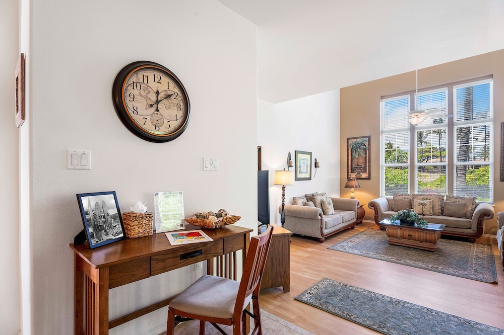 Spacious Corner Unit - Central AC - Vrkcv