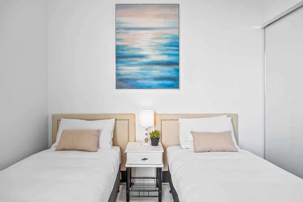 Waterfront 2-bed Oasis - Pool, Steam, Jacuzzi, Gym