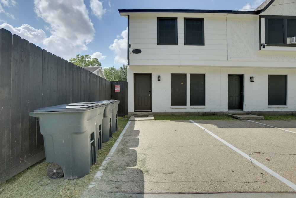 Pets Welcome! Humble Townhome 4 Mi to Airport