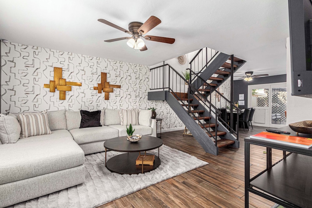Walk to Old Town & Giants Stadium! Unit w/ Pool