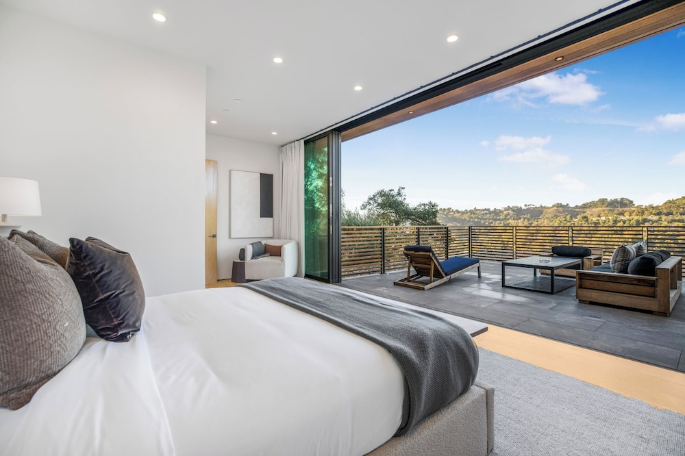Oak Pass Manor: Indoor-outdoor Luxury With Pool, Sauna & Panoramic Views