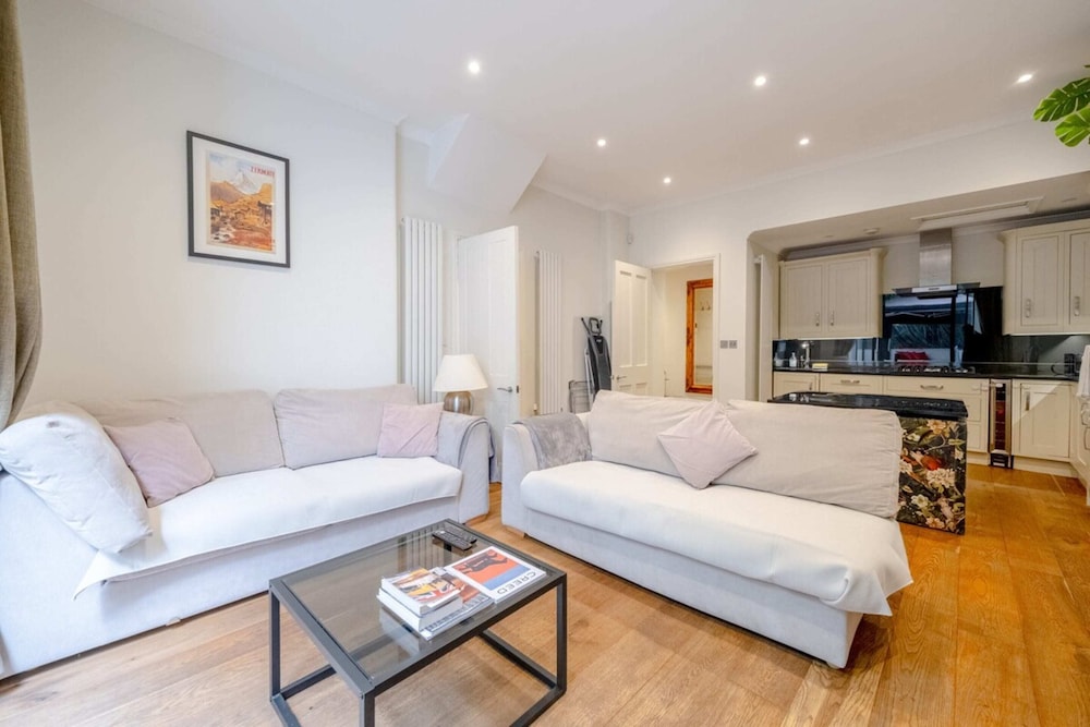 Gorgeous 2BD Flat With Patio - South Kensington!