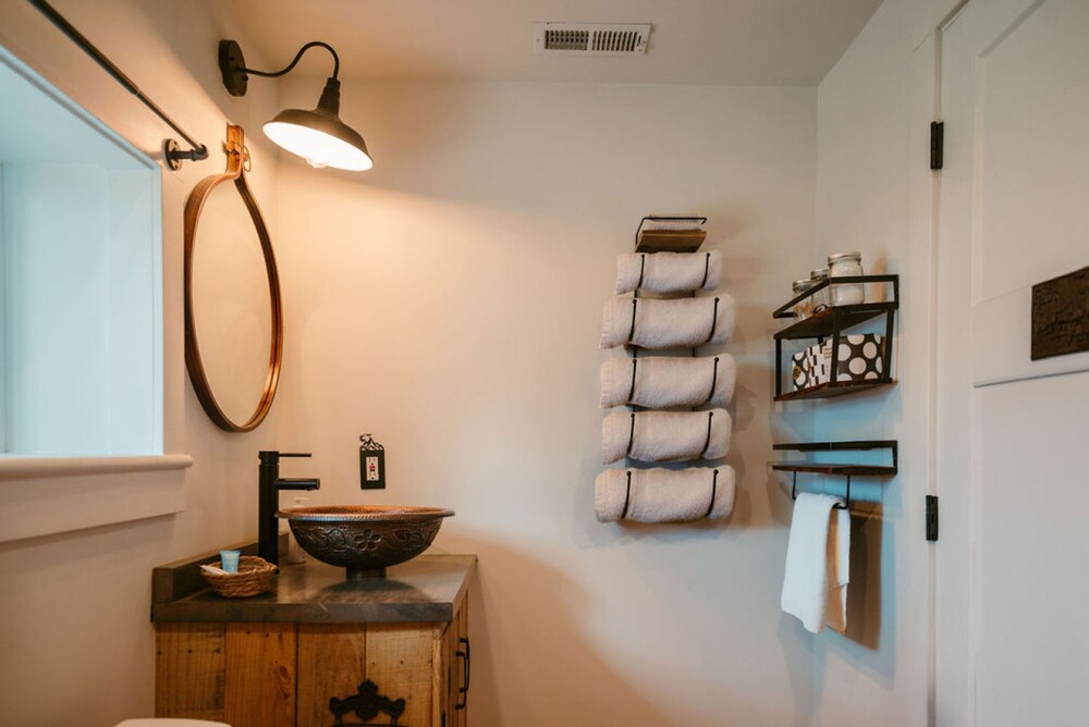 Cowboy Bunkhouse hot tub Lake Farm Nature