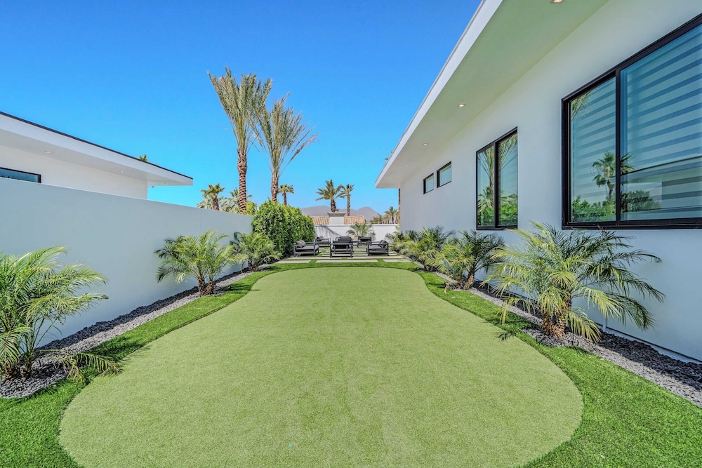 Indio Stay w/ Exclusive Amenities Pool, Hot Tub, Spa, Firepit Bravo Villa #16 by Avantstay