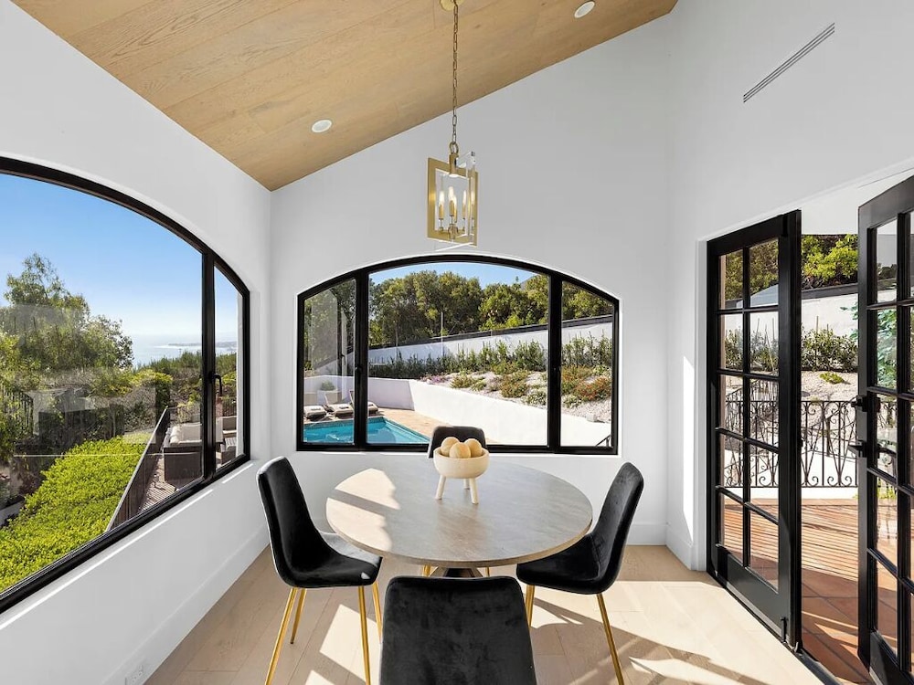 Villa Costera - Tree-lined Tranquility: 3-level Entertainer's Dream