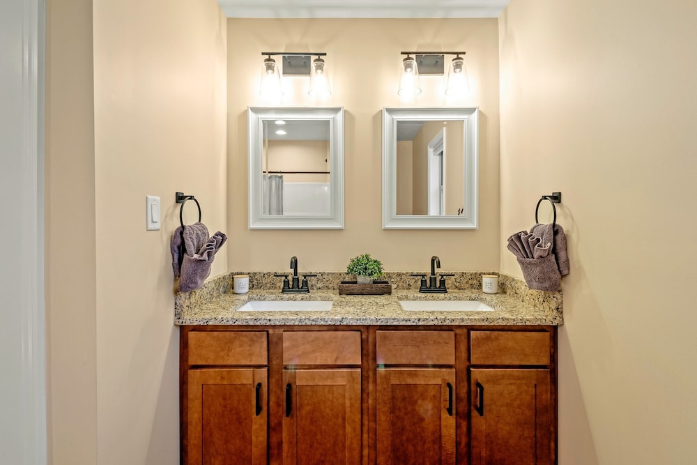 Stephen Way by Avantstay Hot Tub Game Room Albrightsville