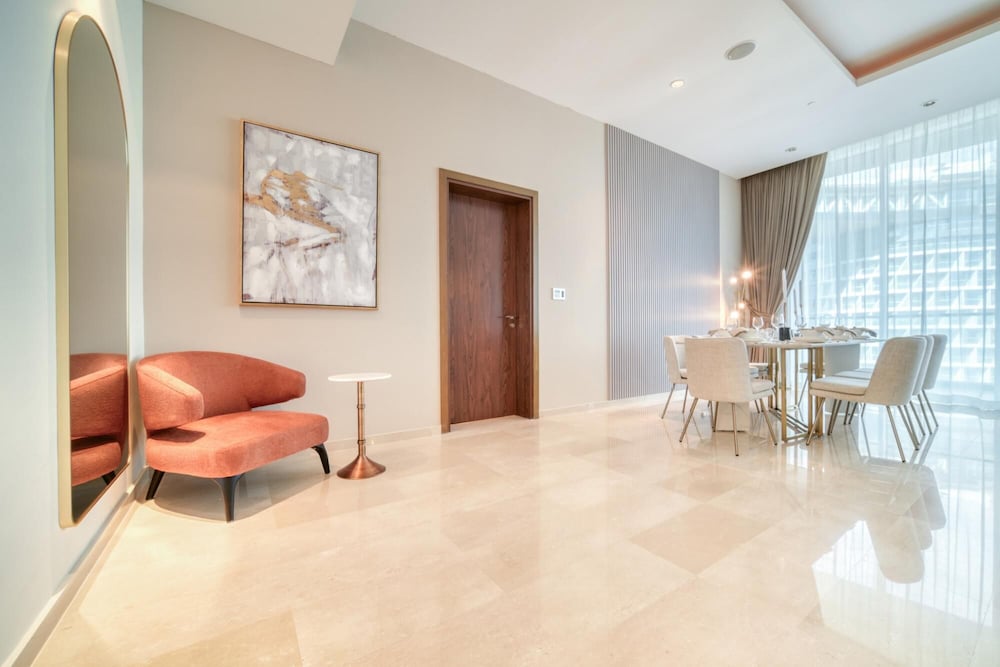 Modish Palm 3BR w Private Balcony Beach Access