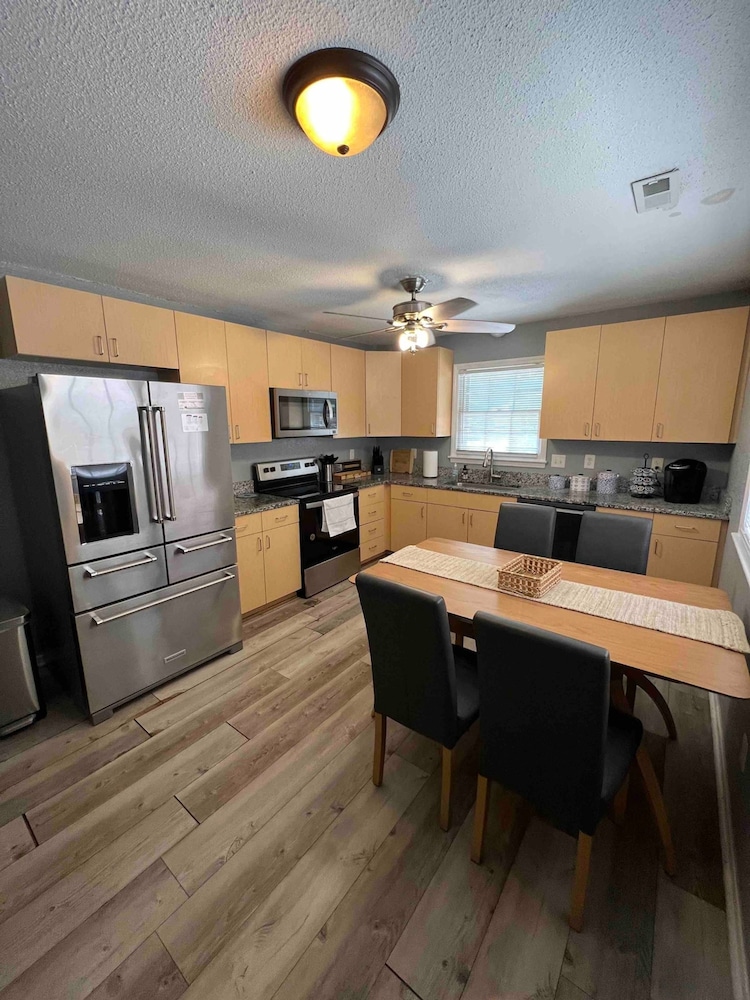 Miscellaneous Market Vacations - Cozy 3BR Home Patio Grill Free Parking Wi-fi - Property Image 1