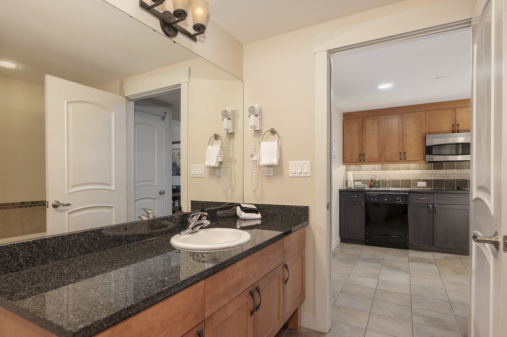 Founders Pointe 1 bedroom Condo by RedAwning
