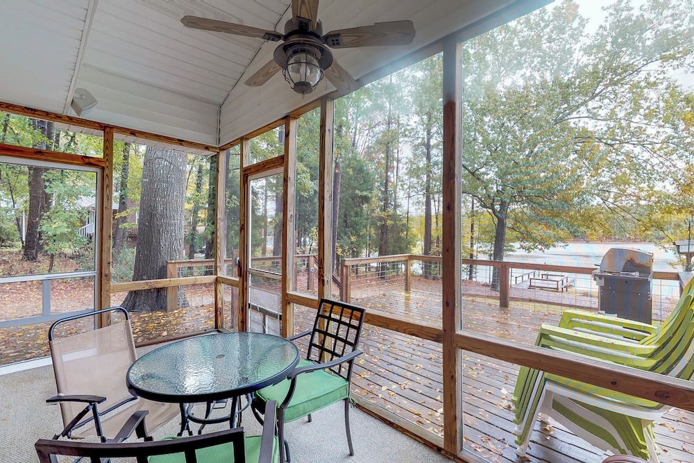 2BR Lakefront Lake Murray Home w/ Dock & Deck