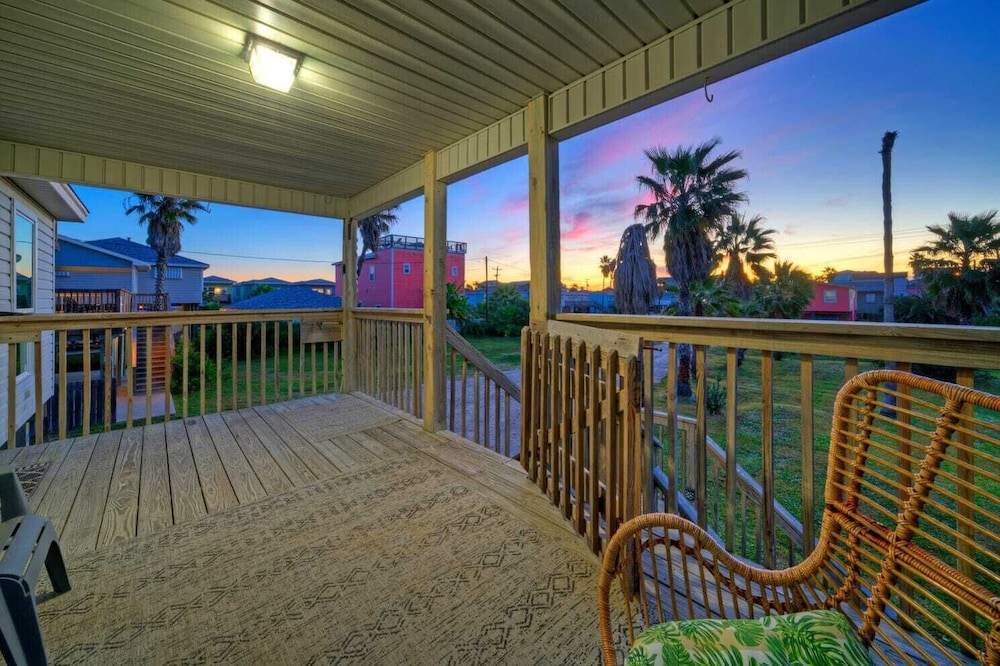 Sleeps 20! 2 Homes Near the Beach, Private Pools, Gameroom, Large Family Retreat