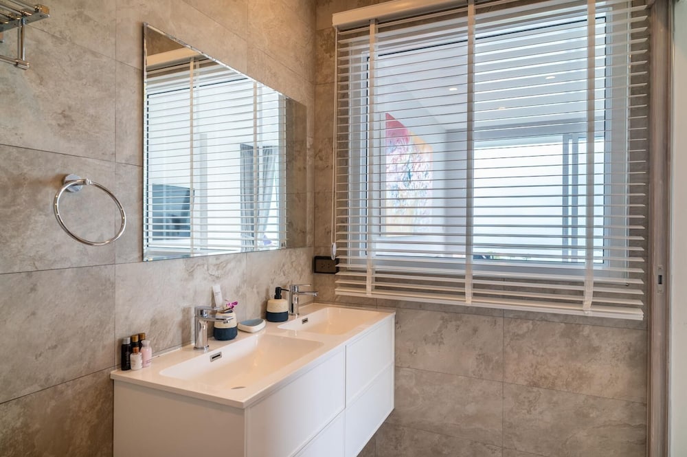 Sea View 2Bed Apt Walk to Beach KBR35