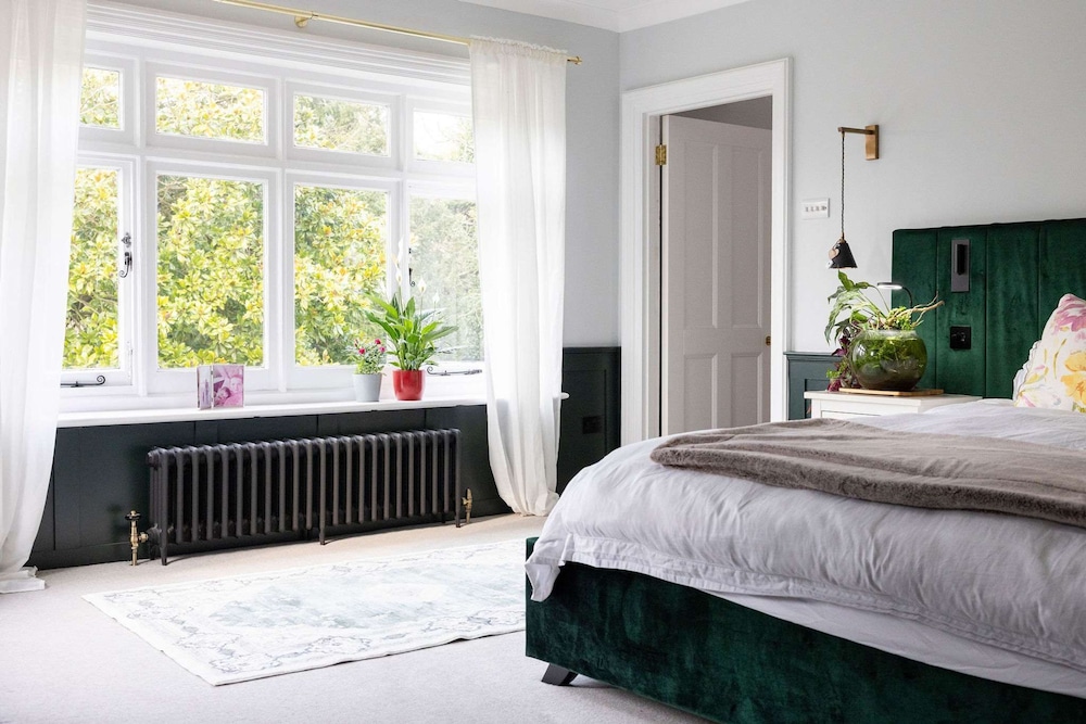 Country Retreat - Sleeps 14 - Large Garden