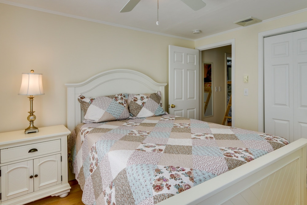 Cozy Westbrook Vacation Rental - Walk to Beach! view 4
