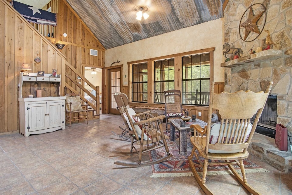 Sistercreek Ranch - Other Cabin 2 Bedroom Cabin