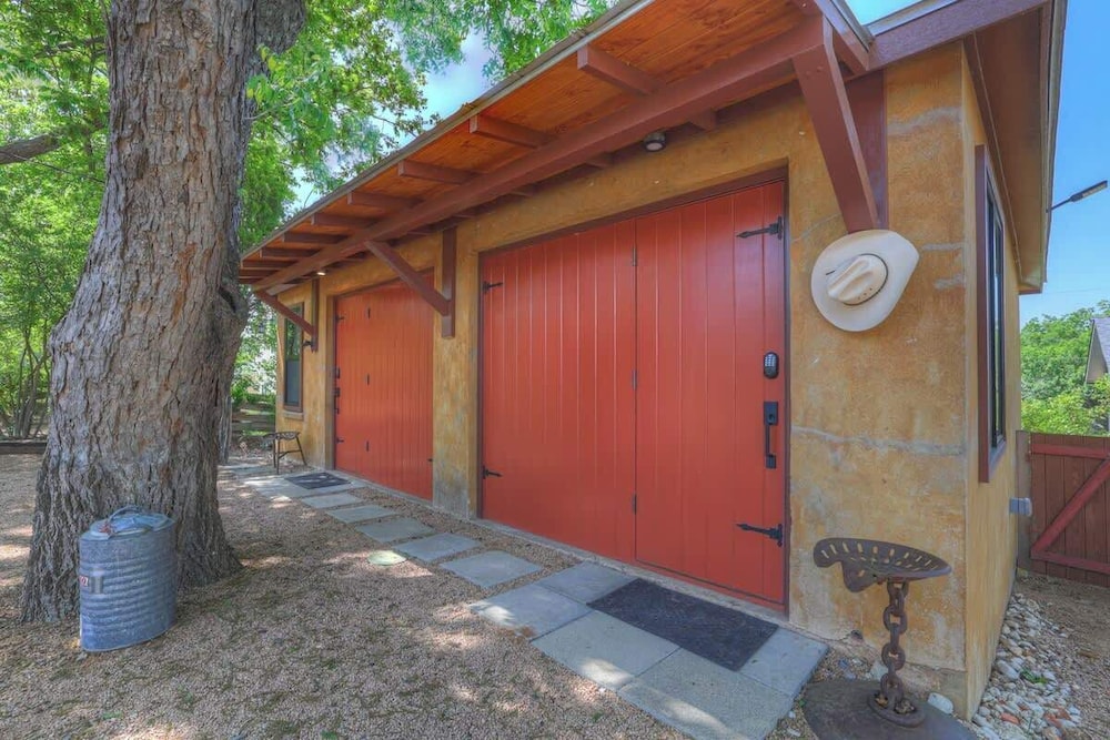 Tejas Suite Walking Distance to Main St!