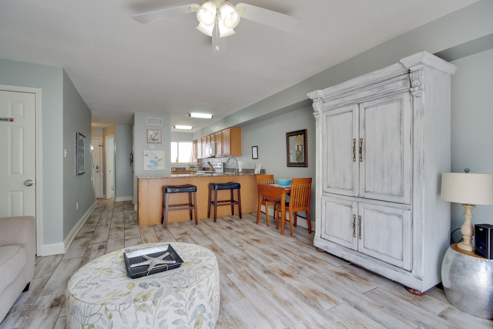 Near Beach & Casinos: Biloxi Condo w/ Pool Access