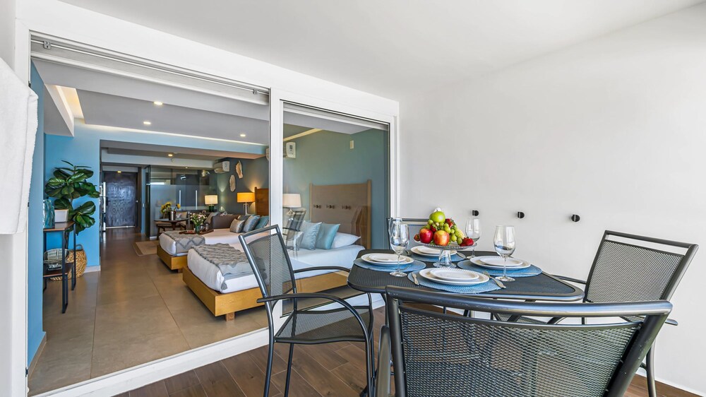 Gorgeous 1BR Condo With Pools Sea Views