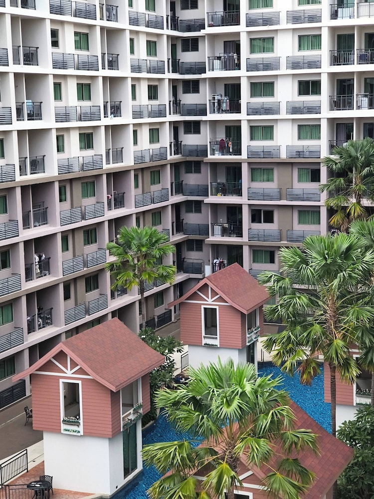 Luxurious Pattaya Apartment With Pool Access
