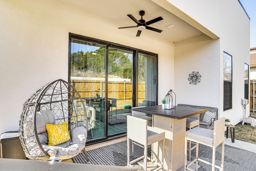 Walk to Lake: Modern Pet-friendly Home in Granbury