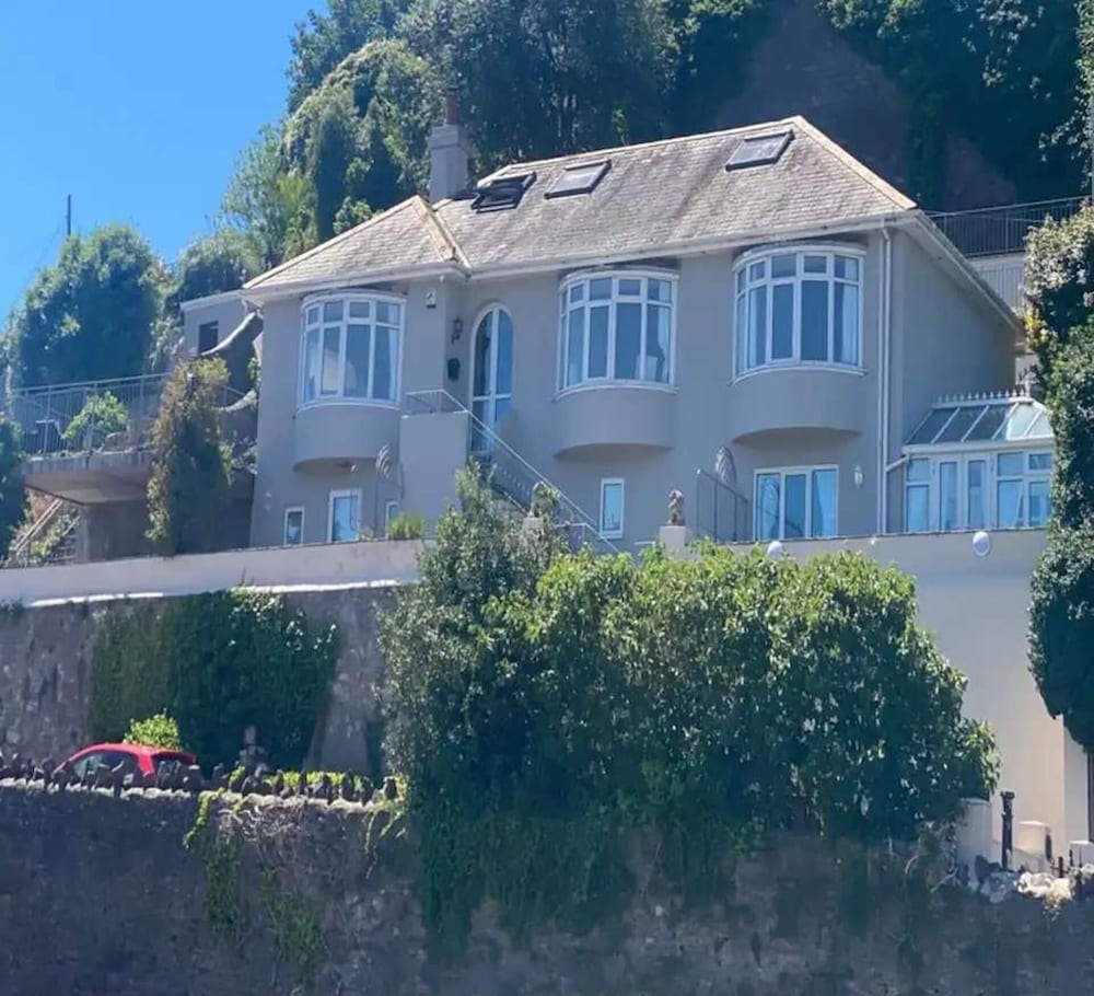 Marinaseaview-4br-8guests-freeparking-petsfriendly