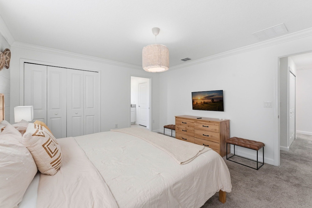 Chic 4BR Disney Retreat With Pool Mickey Rooms