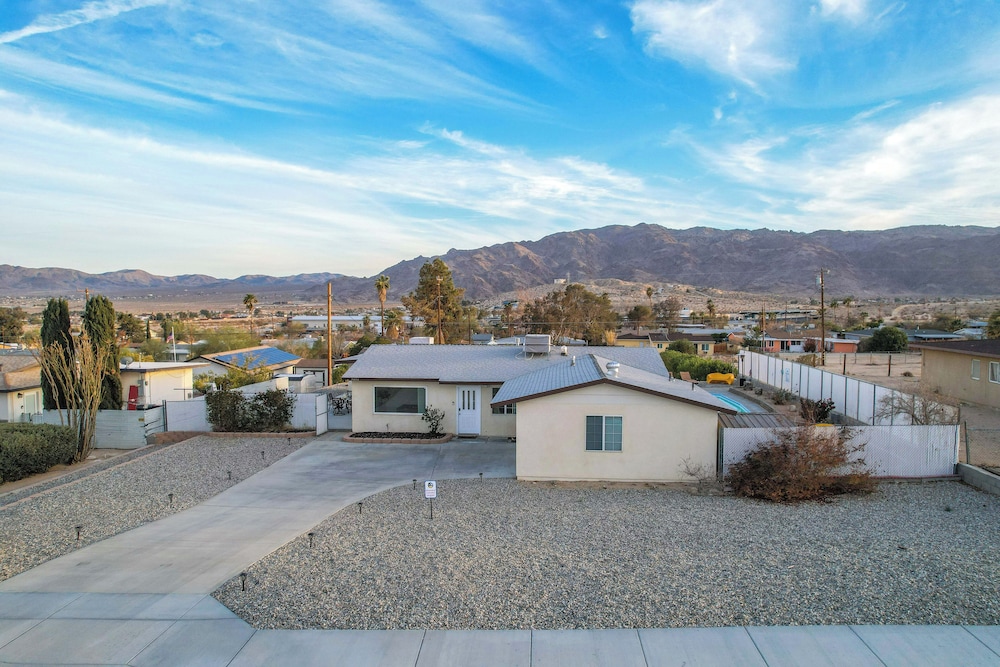 6 Mi to Joshua Tree: Home w/ Outdoor Oasis & View!