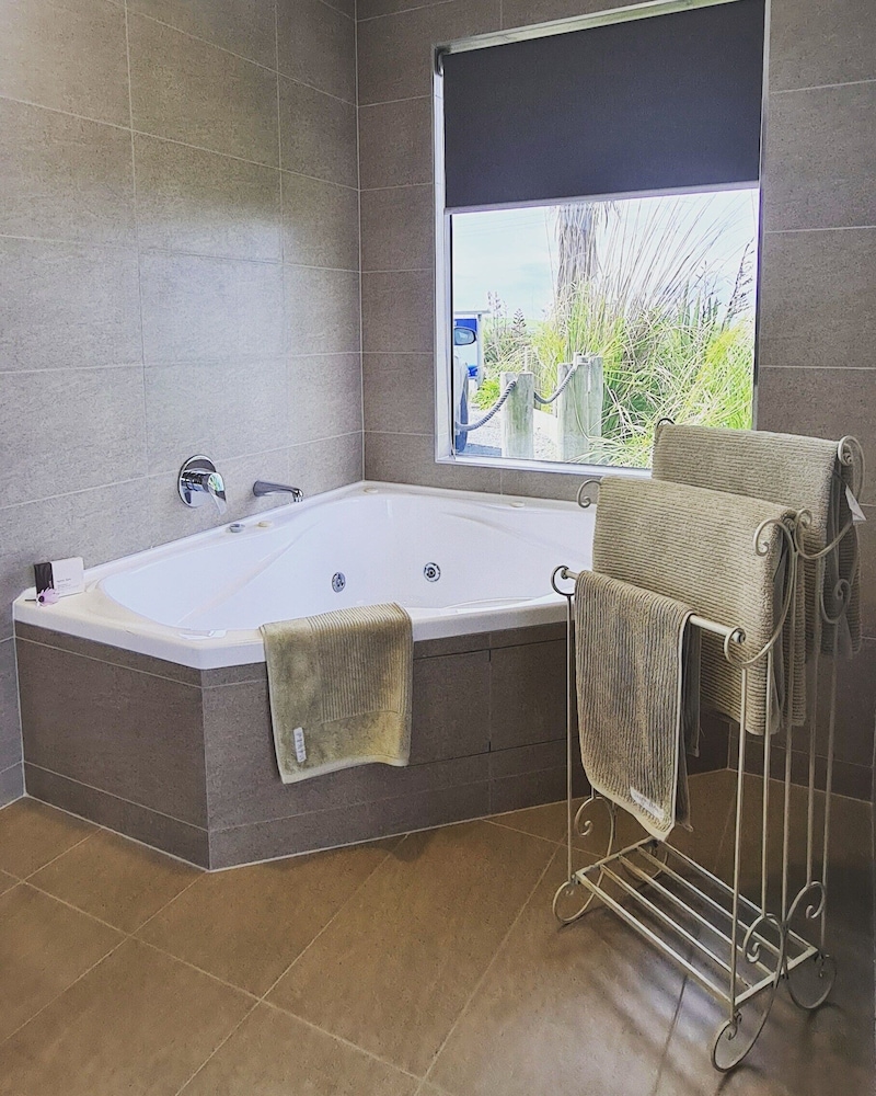 Kaka Point Luxury Spa Accommodation view 4