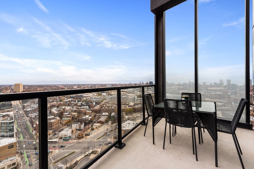 Luxury Penthouse 3BR Prime Location