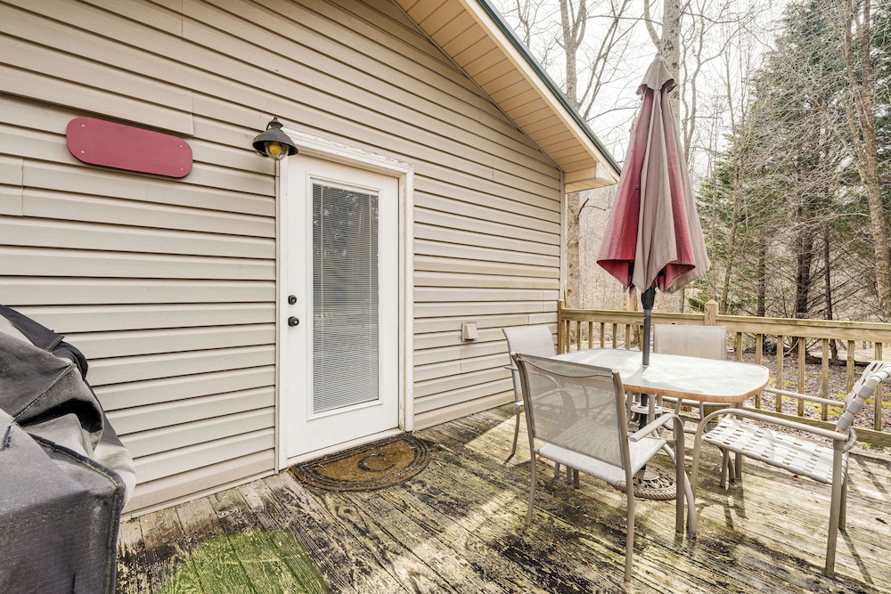 7 Mi to Lake Chatuge: Creekside Cabin w/ Decks!
