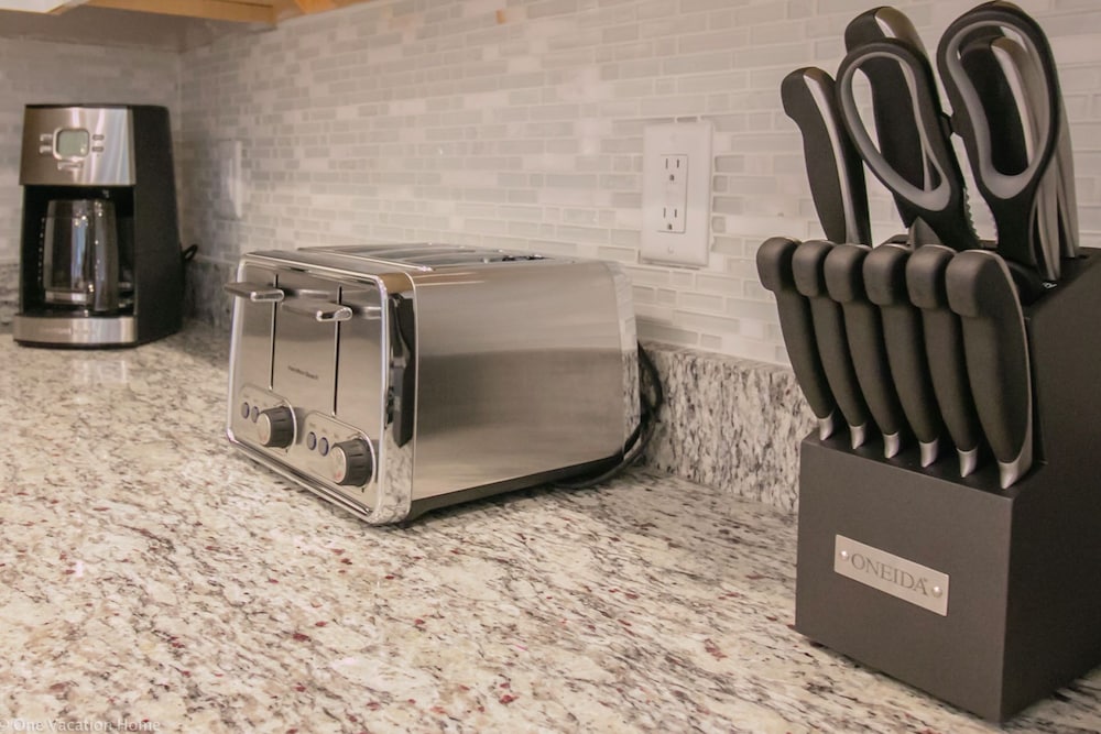 7520 SV Summerville - 4 Bed Townhome With Spa - Image 4