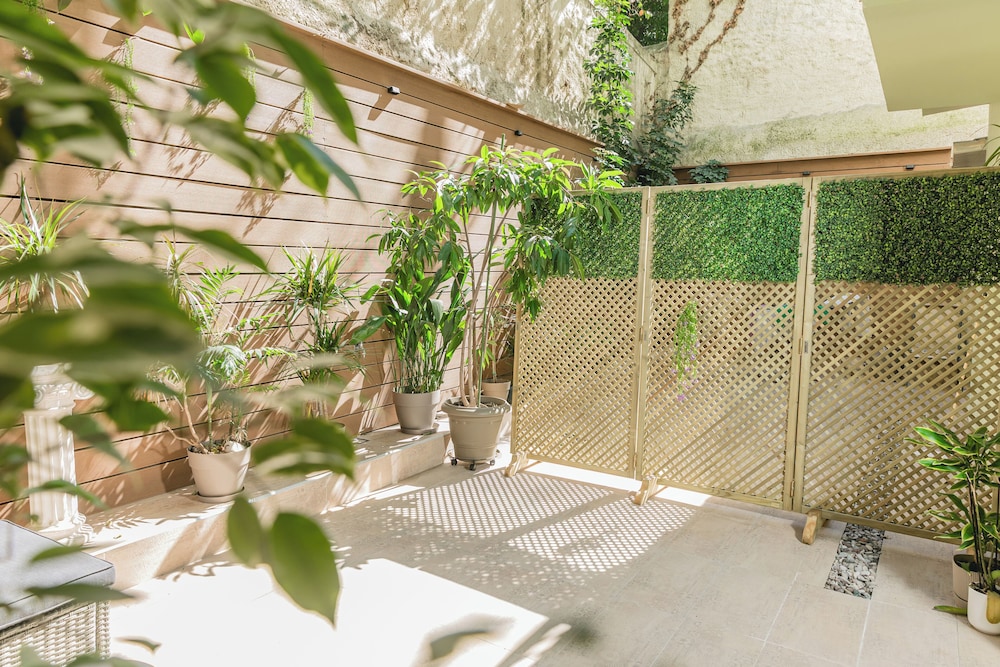 Plantaea Studio - Athens Escape