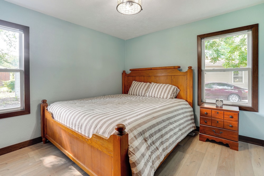 Sioux Falls Home Near Downtown: 2 Living Areas!
