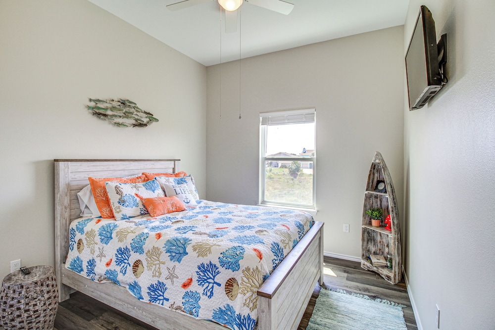 Walk to Water! Home w/ Pool Access in Rockport