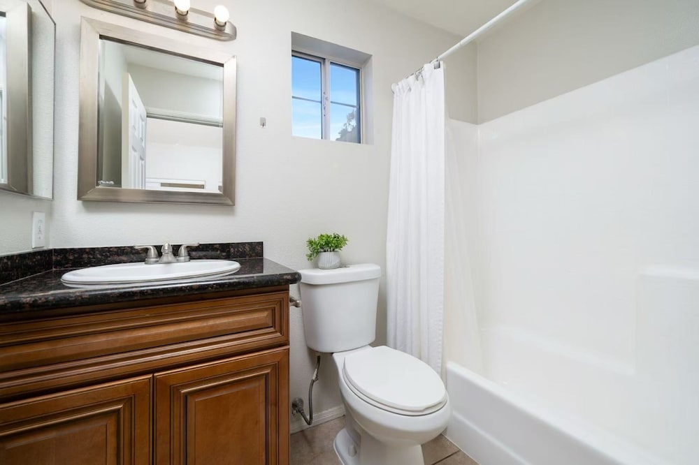 Bright Townhome Retreat With Private Patio Walk Trails
