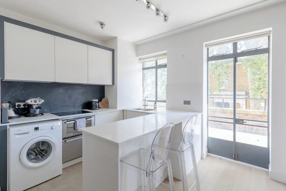 Sleek & Stylish 1BD Flat w/ Balcony - Kings Road