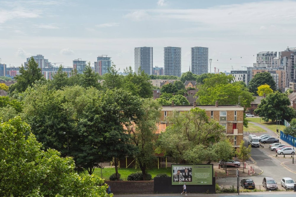 Contemporary 1 Bedroom Apartment in Canning Town With Balcony