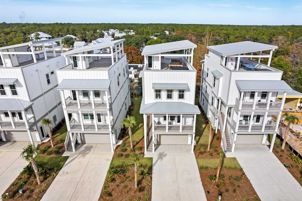 Sea Dweller by Avantstay Rooftop Spa + Gulf View Golf Cart, Pool