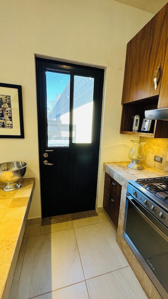 Modern 1 Bedroom Guesthouse - Free Bikes - Huge Patio - Gym - Pickleball Court
