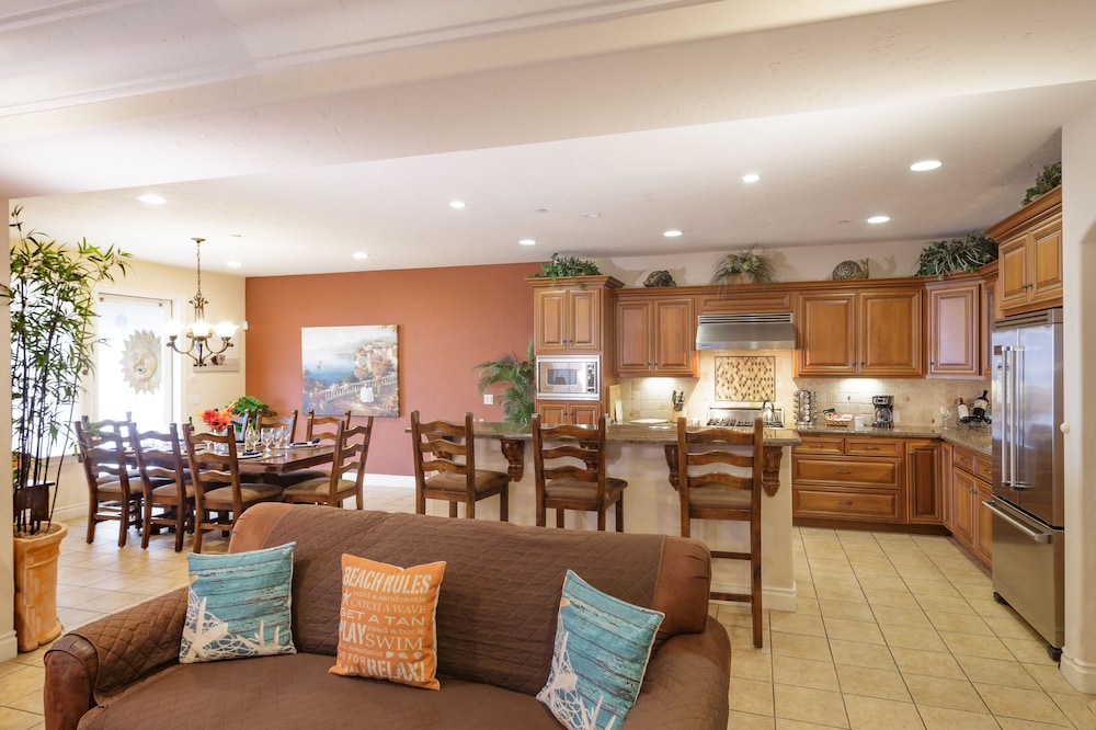 Valentina #401 3 Bedroom Condo by RedAwning view 3