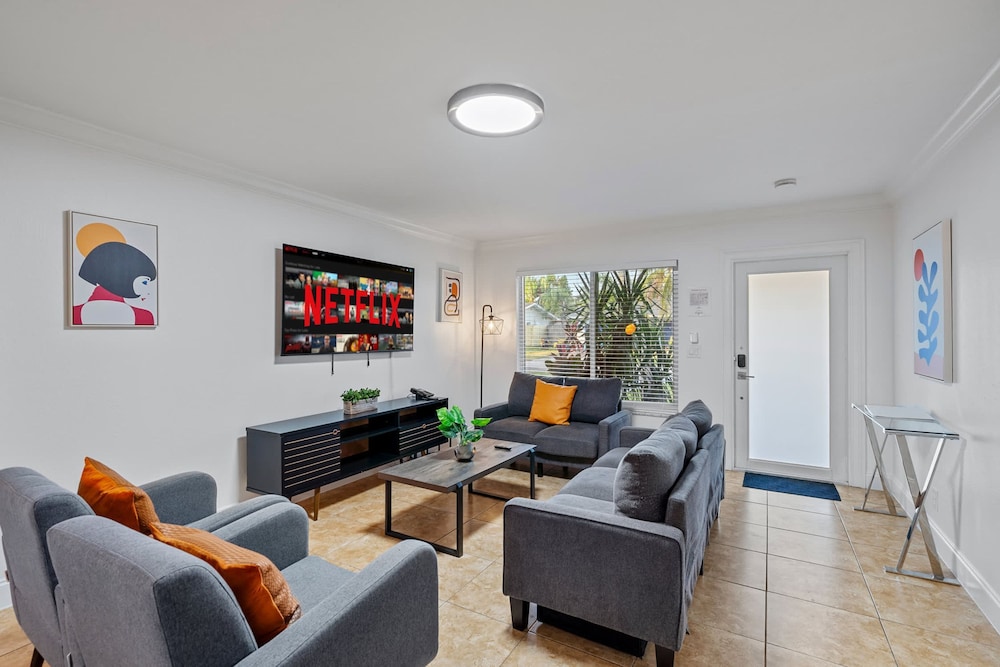 4BR With Private Pool and Game Room - Prime Location