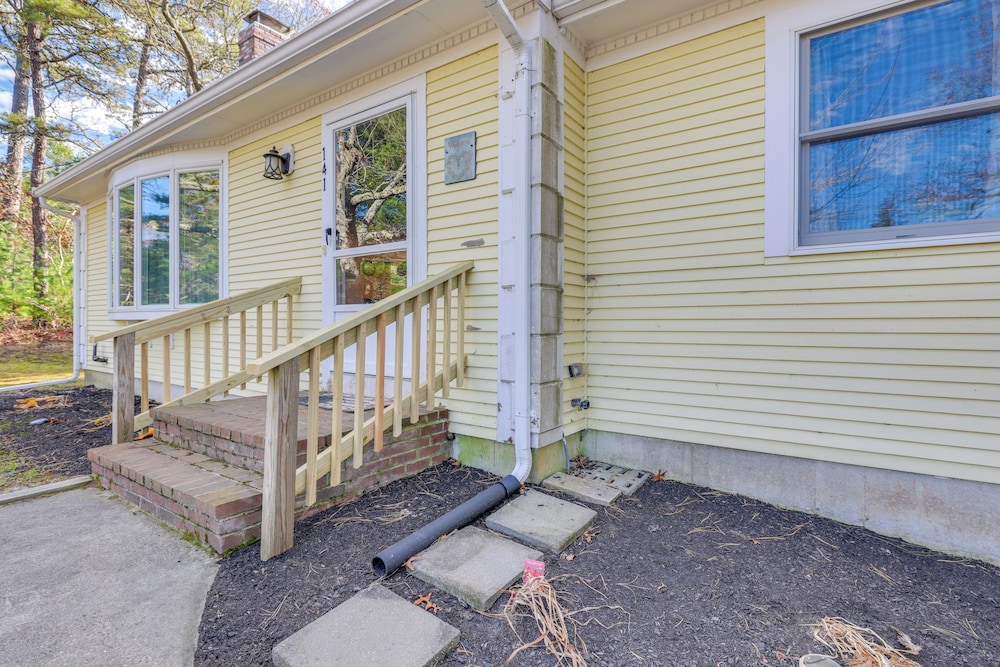 6 Mi to Beach: Home w/ Deck in Brewster!