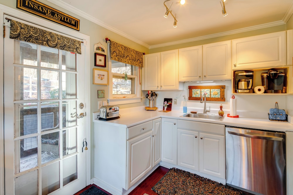 Hike, Sip & Explore! Blue Ridge Mtn Cabin w/ Porch