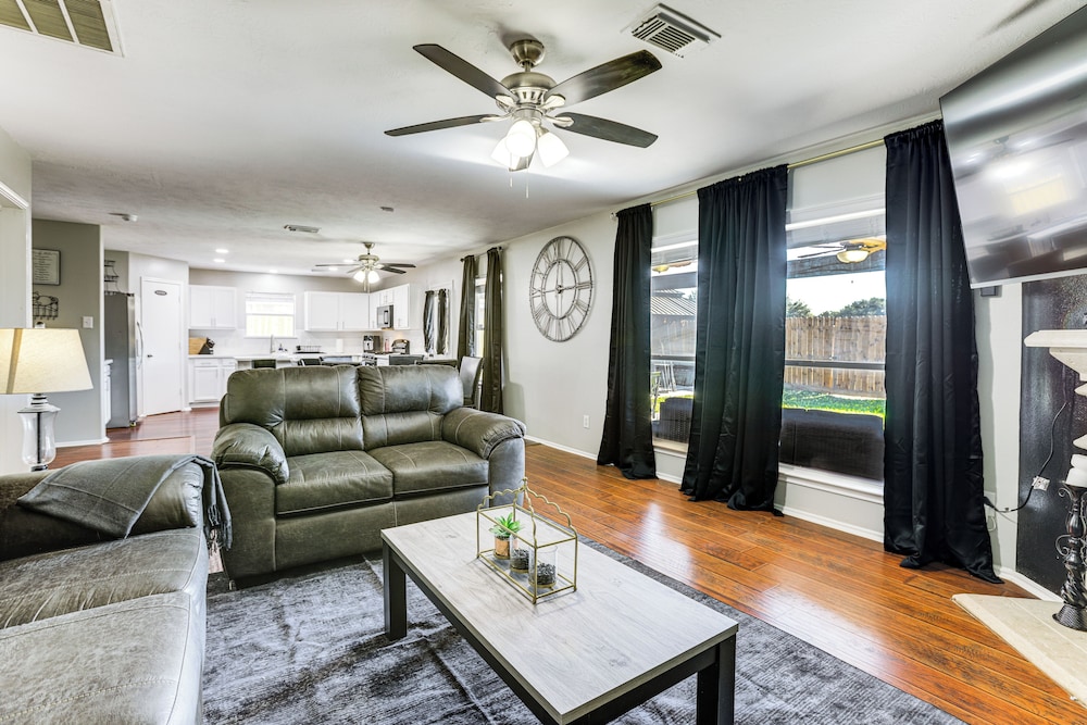 Solar-powered Home w/ & Game Room & Gym in Houston
